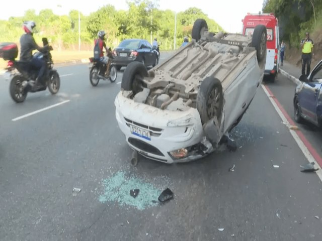 Motorista  'fechada' por carro, capota e atinge 3 veculo em acidente em Salvador