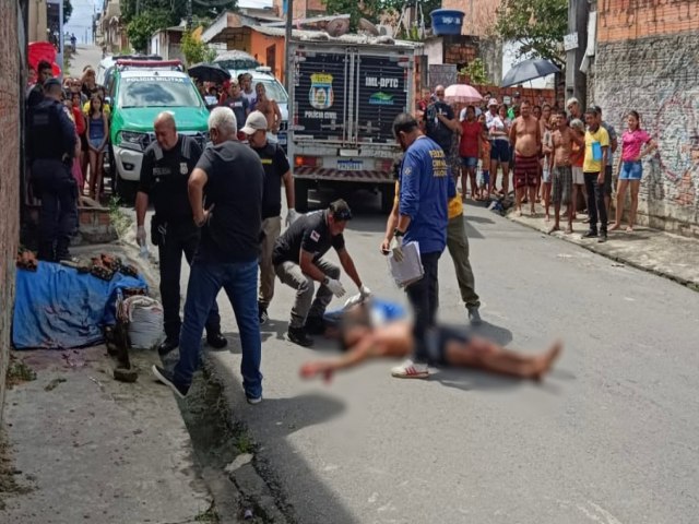 Assista: Homem  perseguido e executado por pistoleiros em rua de Manaus