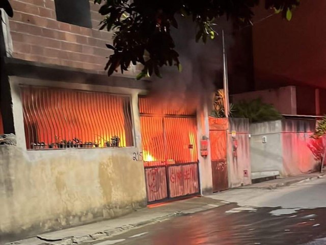 Mulher  agredida e tem casa incendiada pelo ex em Baixo Guandu