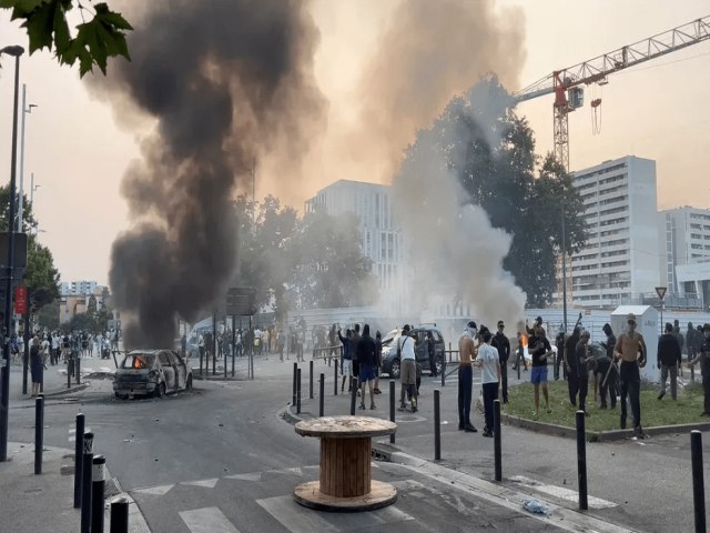 Frana mobiliza 40 mil policiais e prende 150 em protestos por morte de adolescente negro em blitz; atos se espalham pelo pas