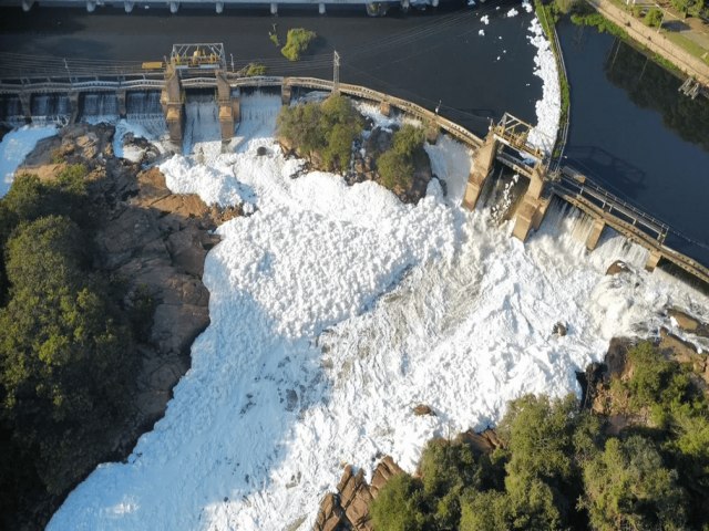 'Mar' de espuma txica cobre leito do Rio Tiet em trecho entre Itu e Salto; entenda o fenmeno