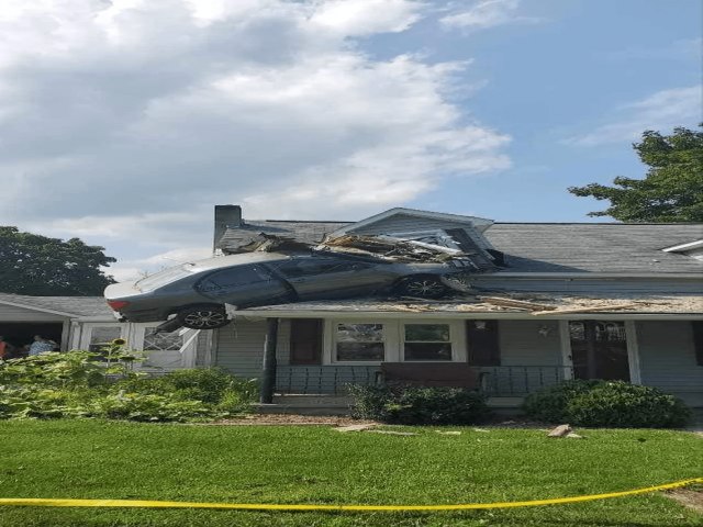 Carro colide com segundo andar de casa na Pensilvnia, nos EUA; veja imagem