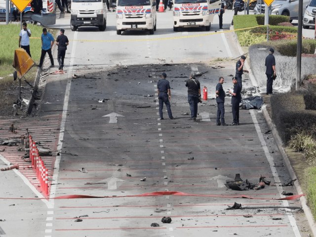 VDEO: Jato particular cai em cima de um carro e uma moto na Malsia e mata 10