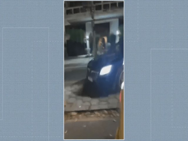 VDEO: em fuga da Lei Seca, mulher em carro de luxo pega contramo, atropela moto e acaba parada pela PM