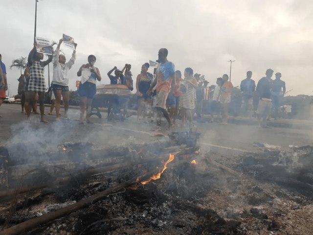 Moradores colocam corpo no meio da rua em protesto na Zona Norte de Aracaju