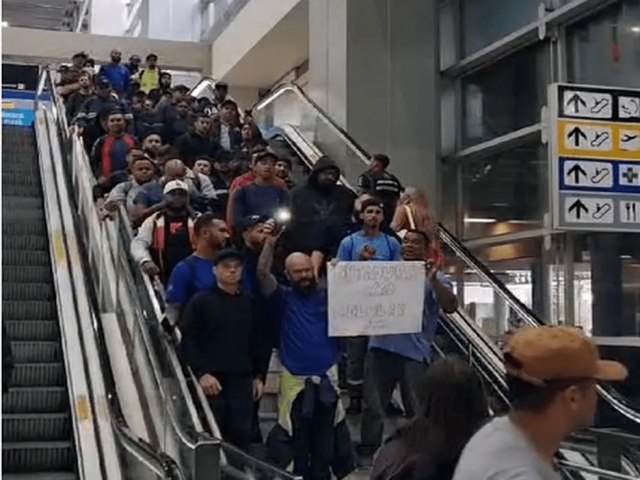 Funcionrios do Aeroporto de Guarulhos protestam contra proibio do uso de celulares nas reas de carga e descarga