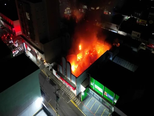 Incndio de grandes propores atinge loja de roupas dmais em So Carlos; IMAGENS DE DRONE