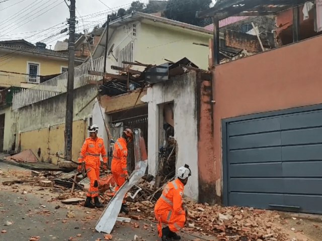 VDEO E FOTOS: Exploso derruba casa sobre famlia e mata idosa em MG