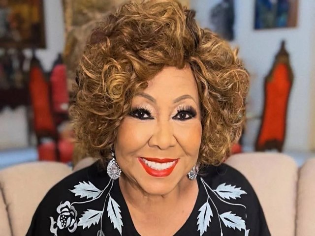 SUSTO: Alcione passa mal e deixa palco durante show em navio