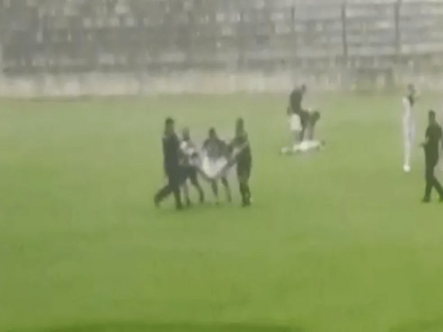 Jogador de futebol morre aps ser atingido por raio no Paran; quatro ficaram feridos; VDEO