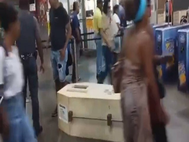 Vídeo: homem viraliza ao tentar entrar com caixão em metrô na Bahia