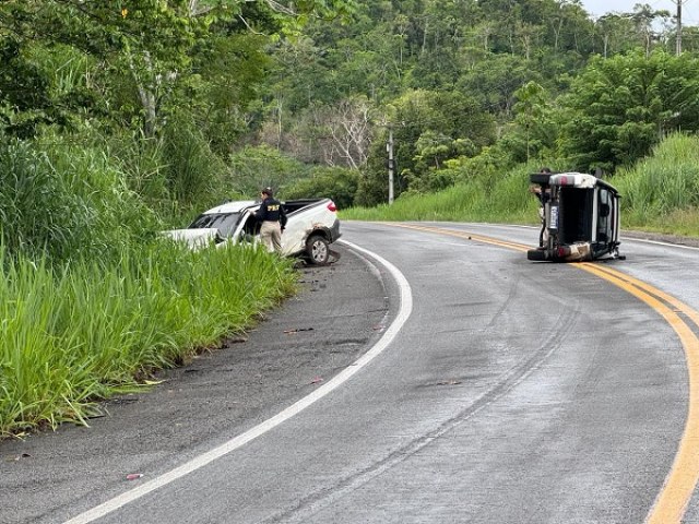 Duas Picapes colidem na BR-330 próximo a Jitaúna; ocupantes ficaram feridos