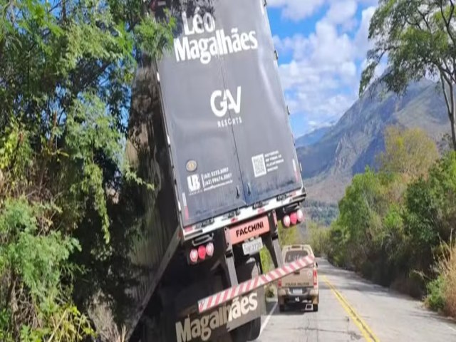Carreta que transportava equipamentos de cantor sertanejo fica pendurada em ribanceira de estrada na Bahia