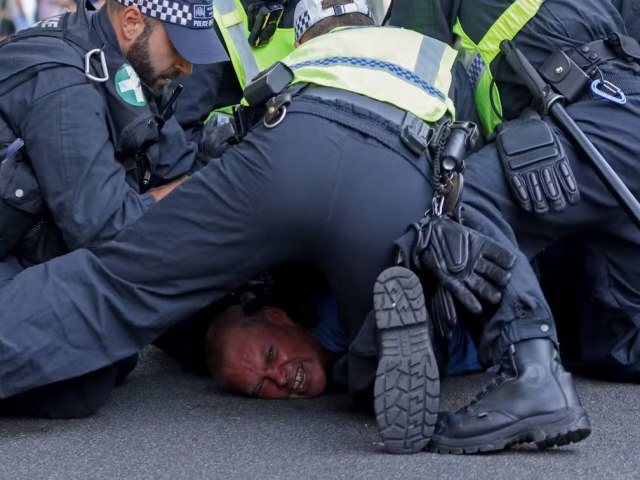 Justia do Reino Unido comea a condenar os primeiros detidos em protestos da extrema direita