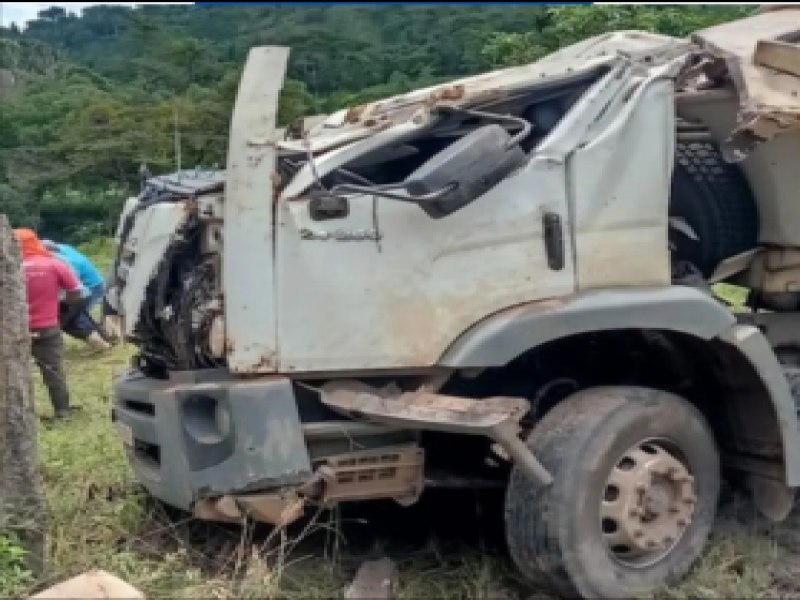 CAAMBA PERDE CONTROLE EM LADEIRA, NA REGIO DA CACHOEIRA ALTA.