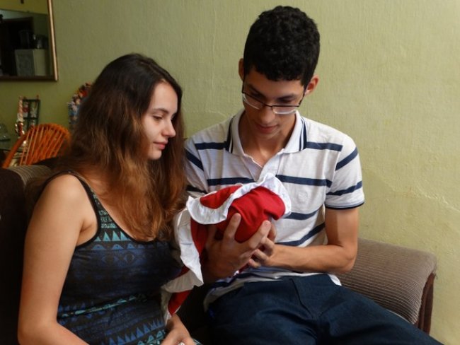 Pais largam faculdade para cuidar de filha com microcefalia em Surubim, PE
