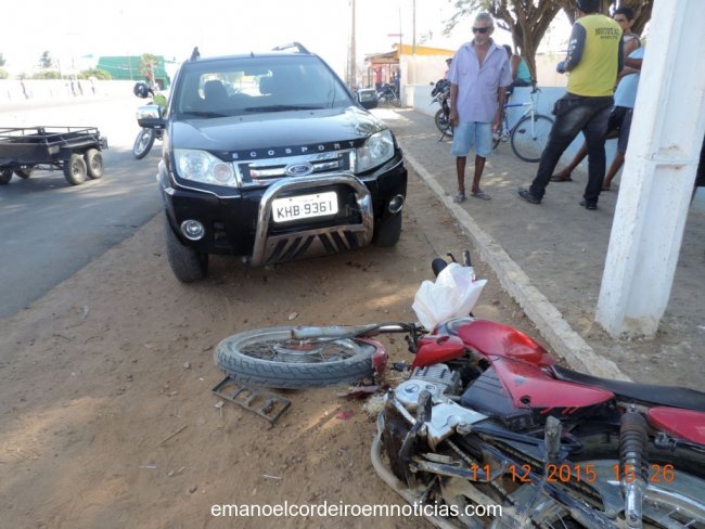 Homem bate com moto em carro estacionado em Ouricuri