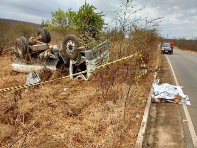 Serra Talhada: Acidente com dois caminhes-pipa deixa um morto na PE-320