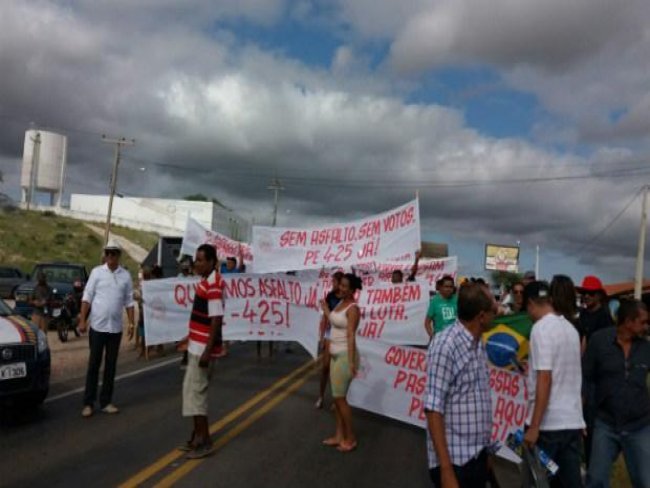 Protestos bloqueiam BR-232 e BR-316 no Serto de Pernambuco