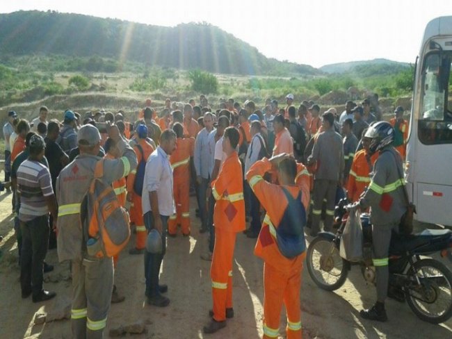 Transposio: Trabalhadores da Mendes Jnior realizam protesto em Salgueiro