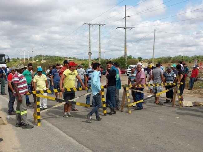 Em Salgueiro, trabalhadores bloqueiam BR-232 cobrando pagamento de resciso