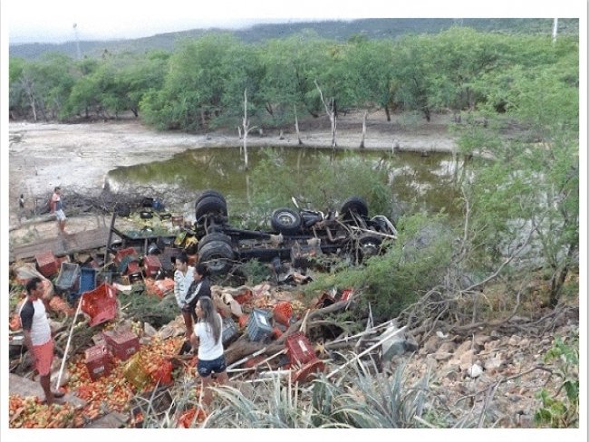 Dois mortos e um ferido em grave acidente com caminho na BR-110 prximo a Jatob