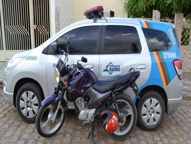 Veculo roubado na rua Coronel Romo Sampaio no Centro da cidade de Salgueiro-PE