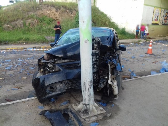 Motorista tenta desviar de garrafes de gua, bate em poste e morre em Pernambuco