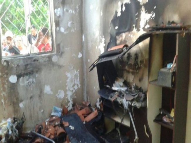 Mulher tem casa destruda por incndio em Ouricuri e pede ajuda