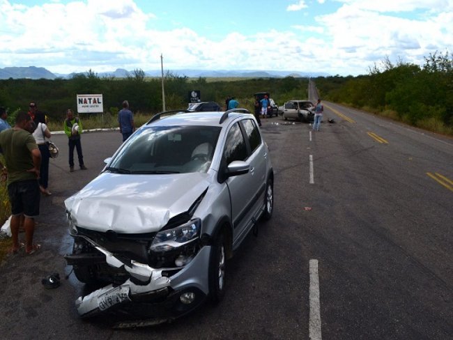 Coliso entre veculos nas proximidades do aeroporto de Serra Talhada, no Serto do Paje