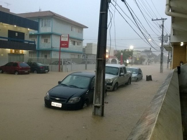 Chuva de mais de 100 milmetros causa transtornos no Grande Recife