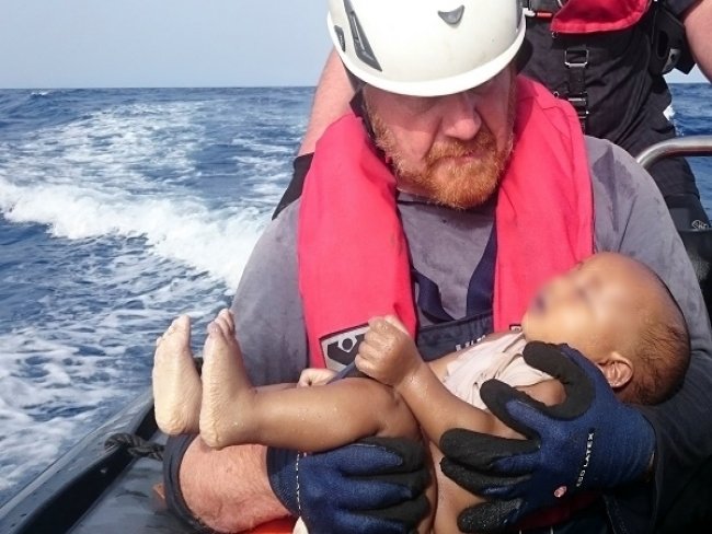 Foto de beb morto retrata semana trgica no Mediterrneo
