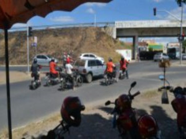 Acidente envolvendo carro e moto deixa trs feridos em Serra Talhada