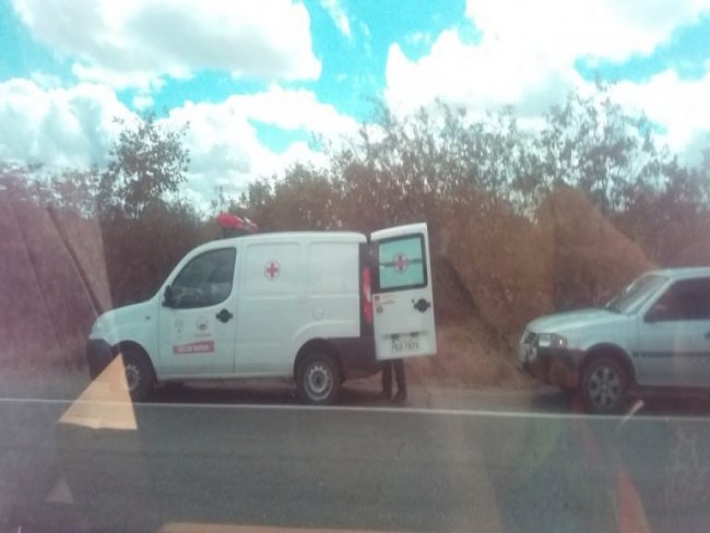 Motorista de ambulncia da Prefeitura de Serra Talhada  flagrado furtando fardos de cerveja em acidente que matou salgueirense