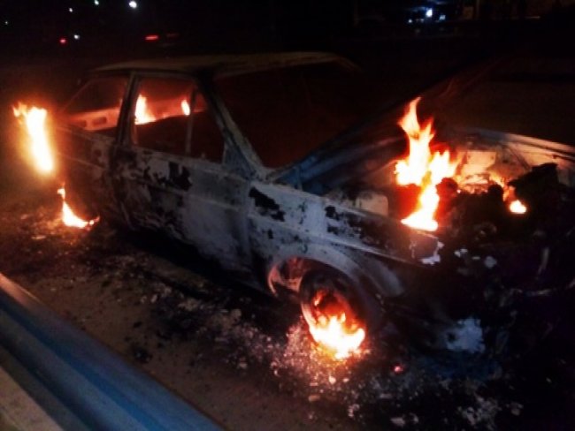 Carro pega fogo na BR-408 em Paudalho