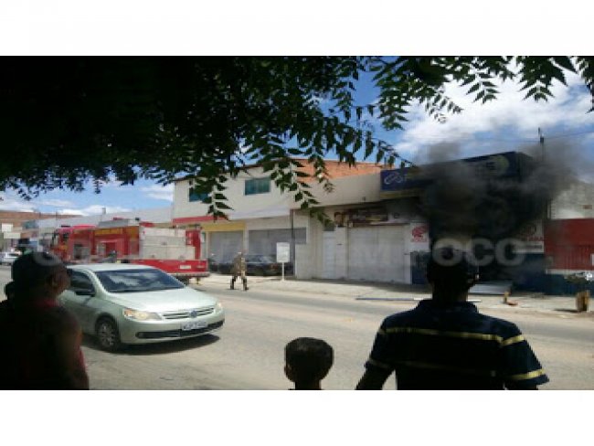 Incndio atinge oficina de motos na Cohab Massangano em Petrolina