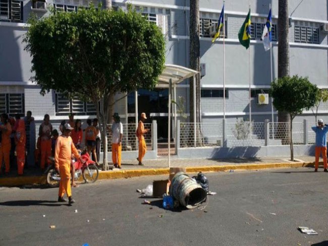 Garis jogam lixo em frente  Prefeitura de Araripina em protesto por salrios atrasados