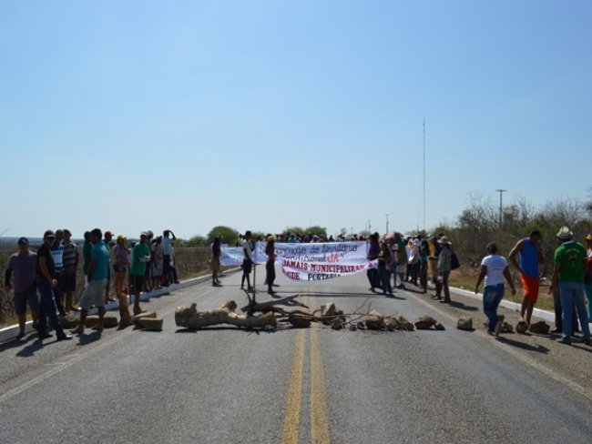 ndios da tribo truk de cabrob e Oroc bloquearam as BRs 428, 316 e 116 na altura do trevo Ib 