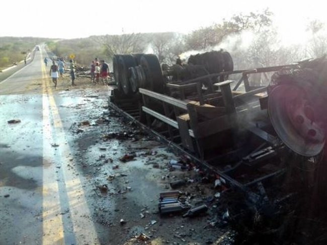 Carreta carregada de bebidas alcolicas, tomba, pega fogo e motorista morre em Salgueiro, PE 