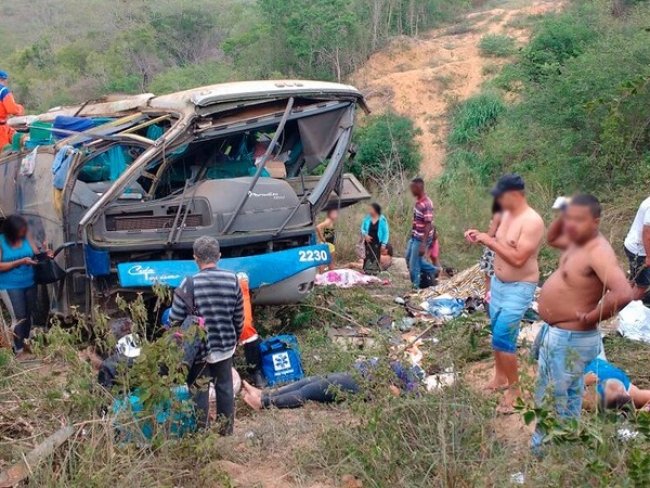 Acidente com nibus que saiu do Serto de Pernambuco deixa ao menos seis pessoas mortas na BA