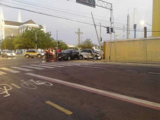 Dois veculos se envolvem em grave acidente na Avenida Guararapes