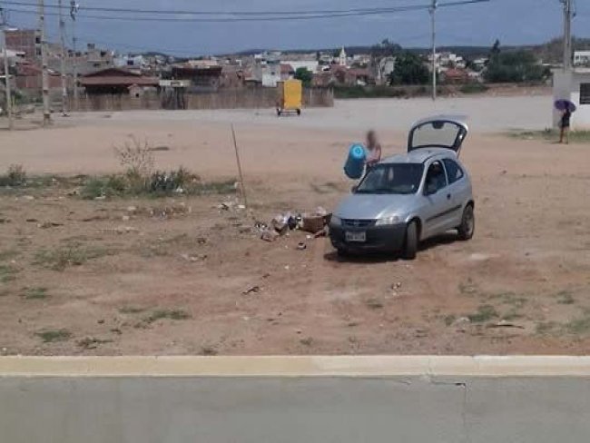 Mulher  flagrada jogando lixo na antiga estao ferroviria de Salgueiro