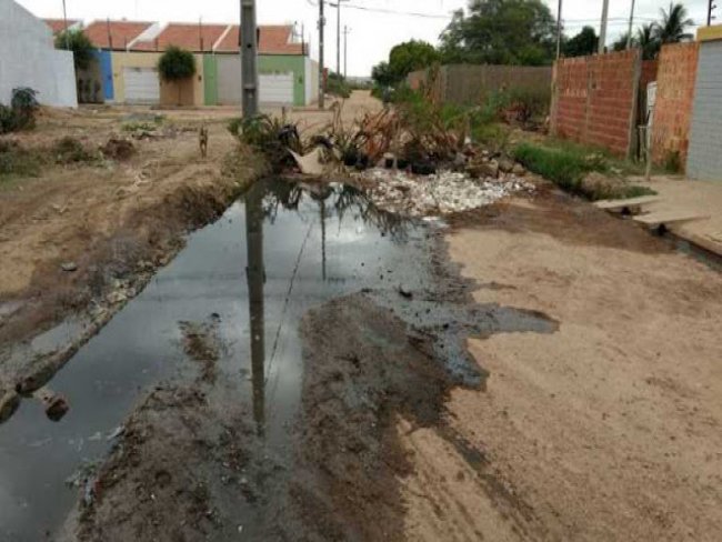 Avenida do Dom Avelar  interditada por moradores devido a esgotos