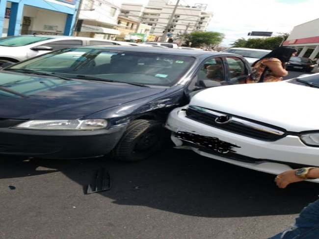 PRF confirma segunda morte em acidente entre carro e caminhes na BR-232