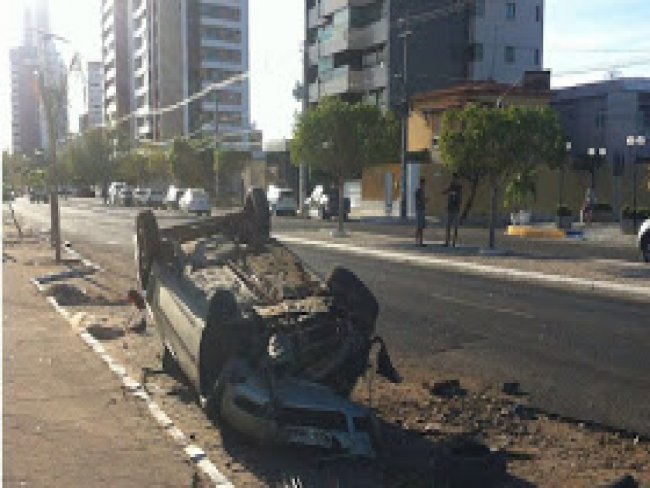 Carro capota na orla de Petrolina