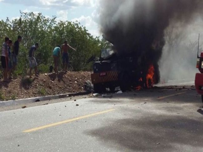 Bandidos atacam e ateiam fogo em carro-forte em Pernambuco