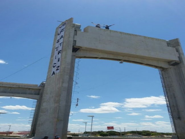 Me da menina Beatriz sobe no topo da Ponte Presidente Dutra e faz apelo por justia