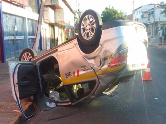 Txi capota na avenida So Francisco em Petrolina