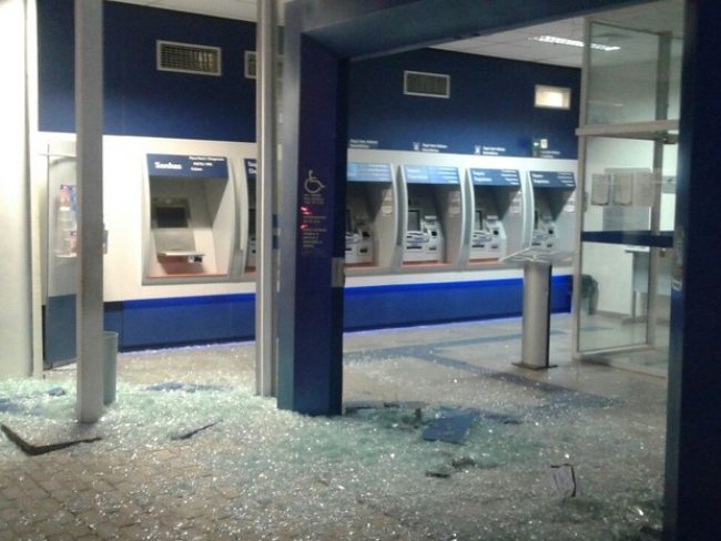 Grupo explode caixas eletrnicos de dois bancos e incendeia carros em Bonito-PE