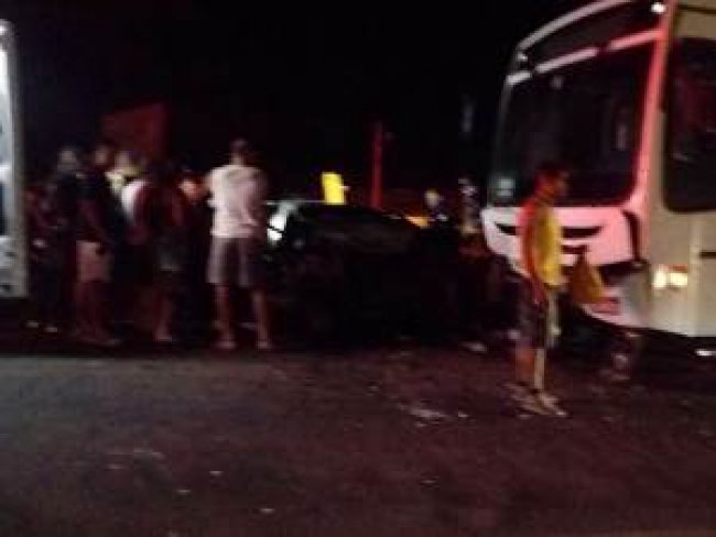 Motorista morre em choque entre carro e nibus na Rodovia Lomanto Junior, em Juazeiro